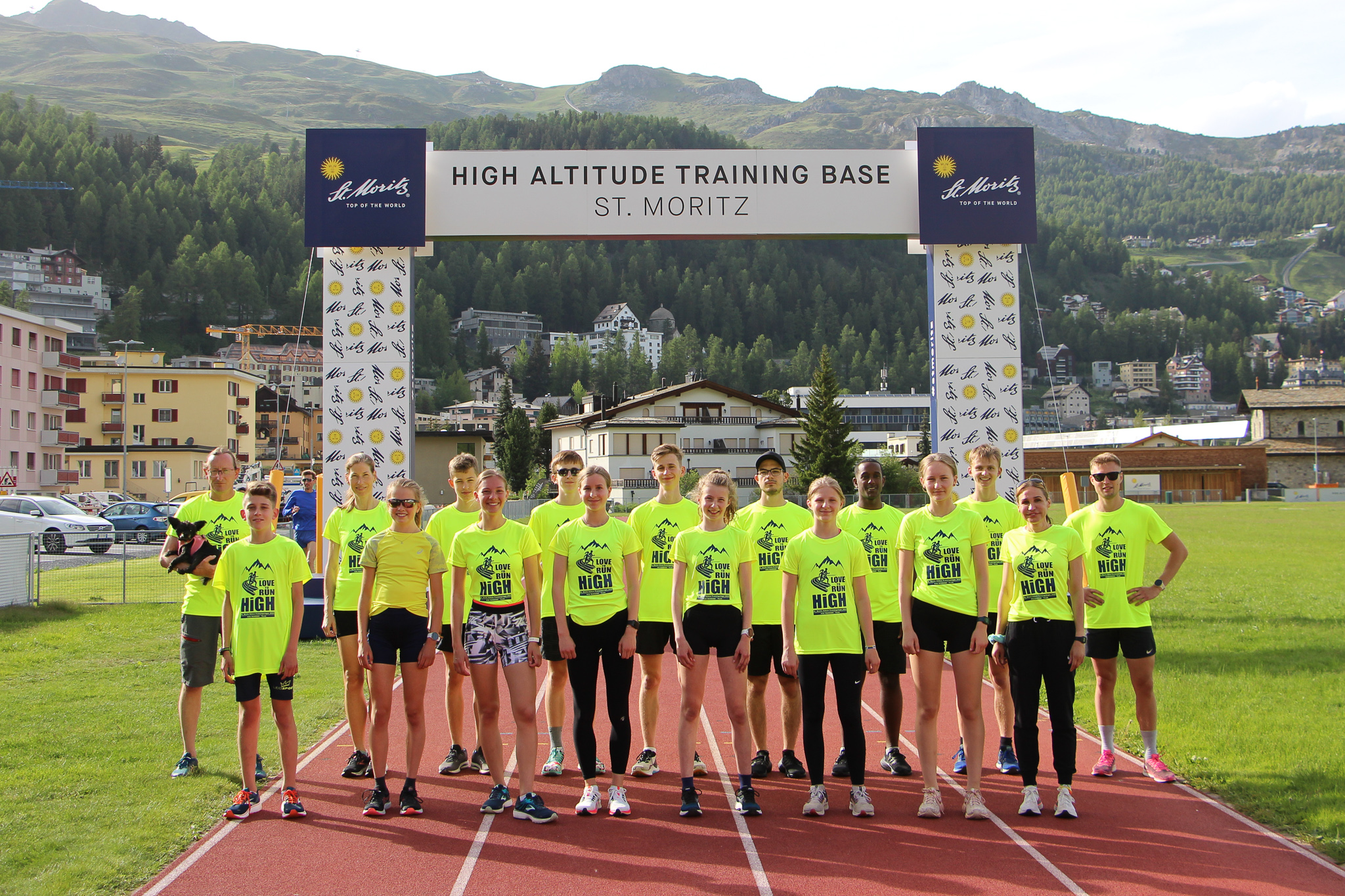 Menschen in gelben Tshirts in St. Moritz
