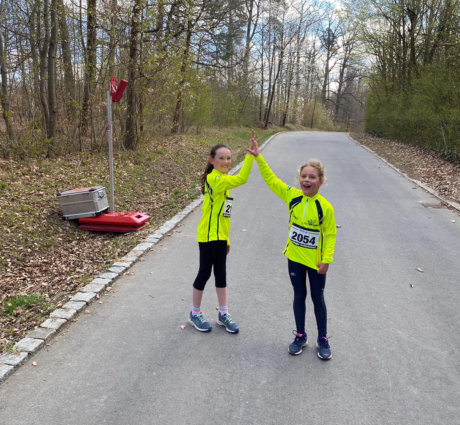 Henny und Romy nach erfolgreichem Solitudelauf